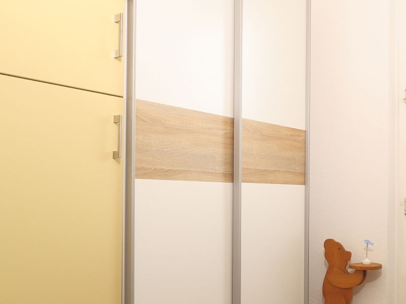Kühlschrank und Kleiderschrank im Flur der SeeKiste