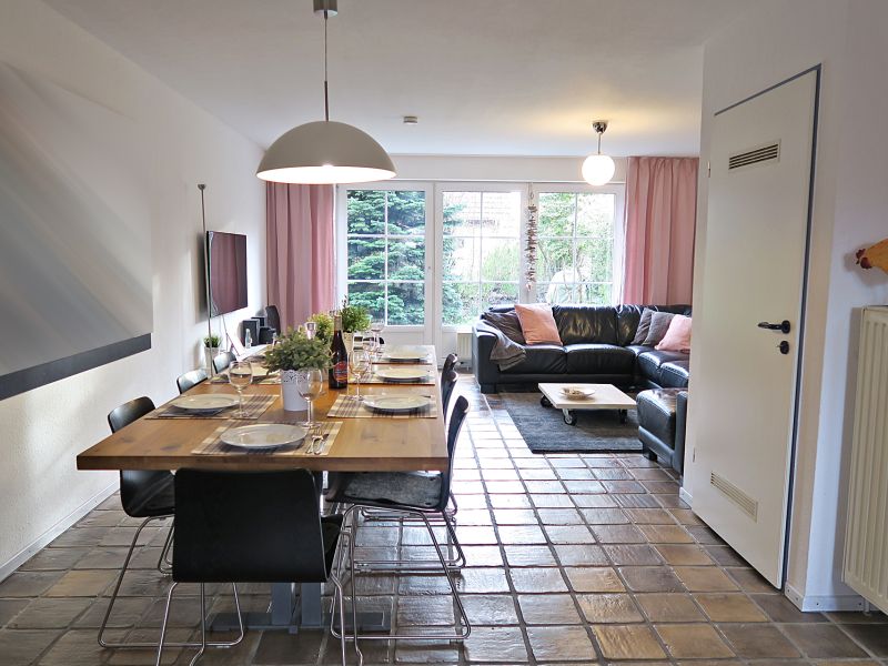 Wohnzimmer im Haus Strand mit Esstisch für 10 Personen