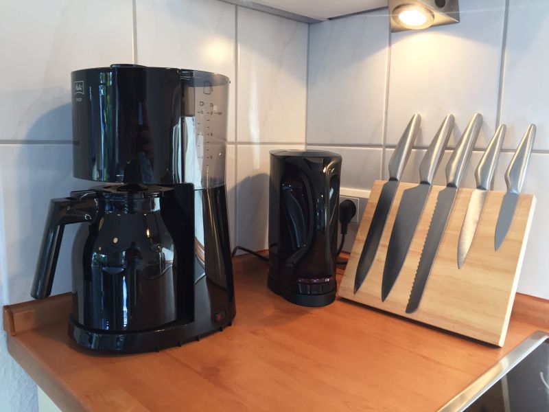 Küche mit Kaffeemaschine und Wasserkocher