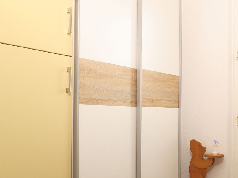 Kühlschrank und Kleiderschrank im Flur der SeeKiste
